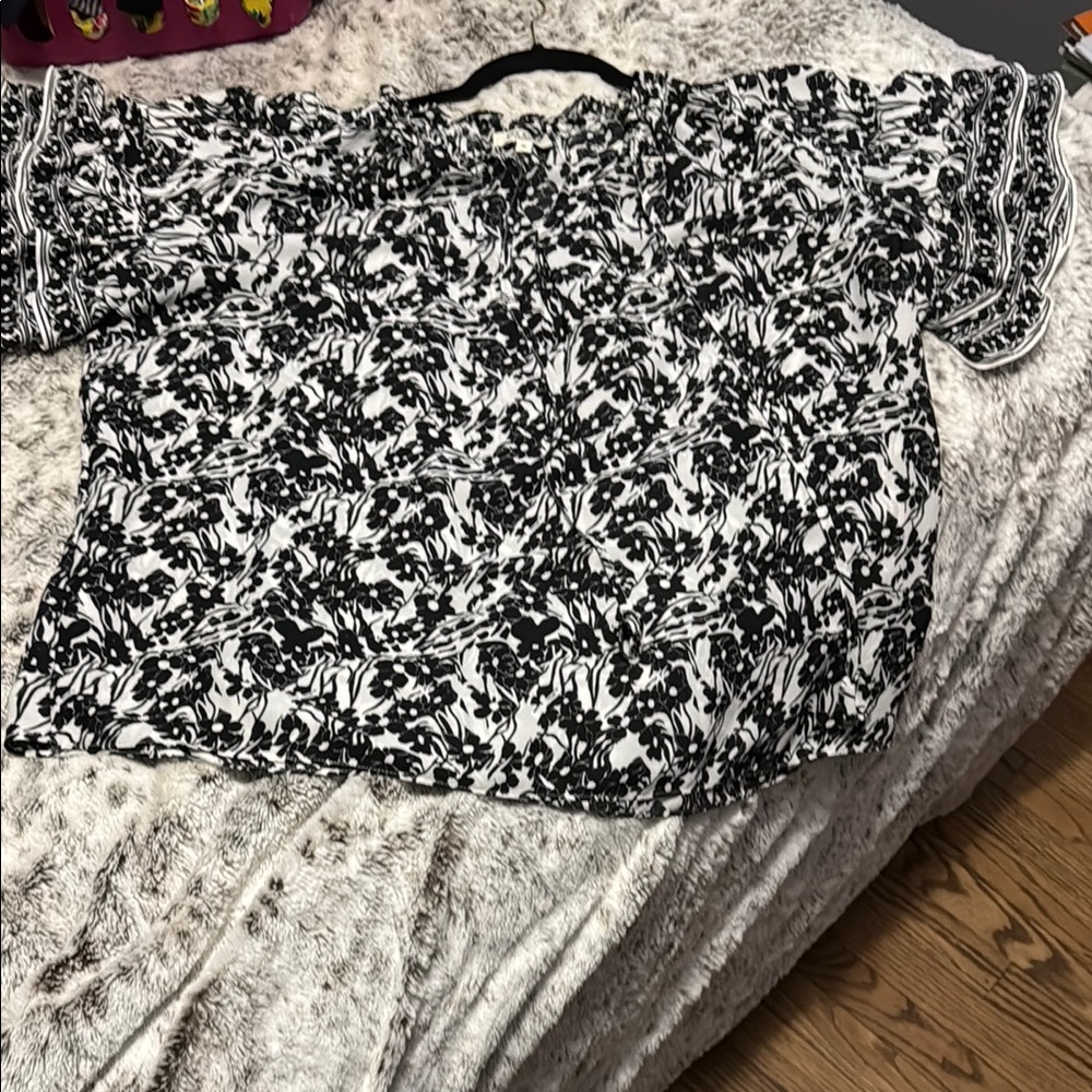 Max Studio Boxy Black and White Short Sleeve Blouse